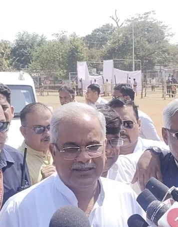 बहुत ही कम वक्फे के लिए सीएम मनेन्द्रगढ़ वैवाहिक कार्यक्रम में शिरकत करने पहुंचे थे।