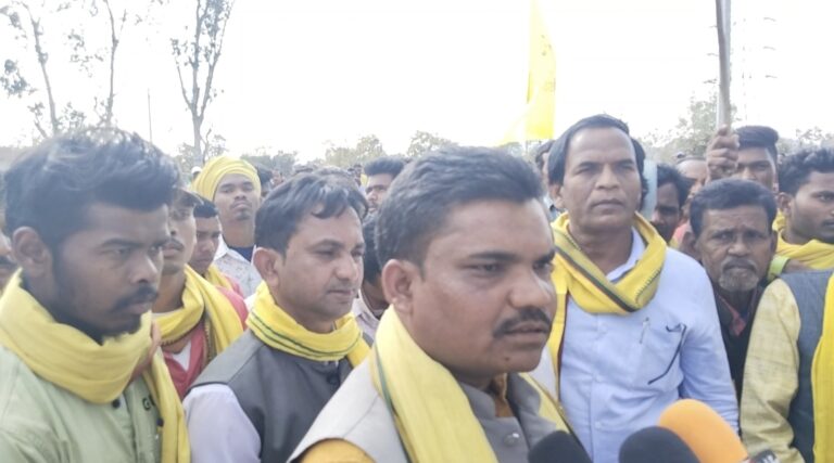 कवर्धा मामले को लेकर गोंगपा द्वारा कलेक्टर को सौंपा गया ज्ञापन।