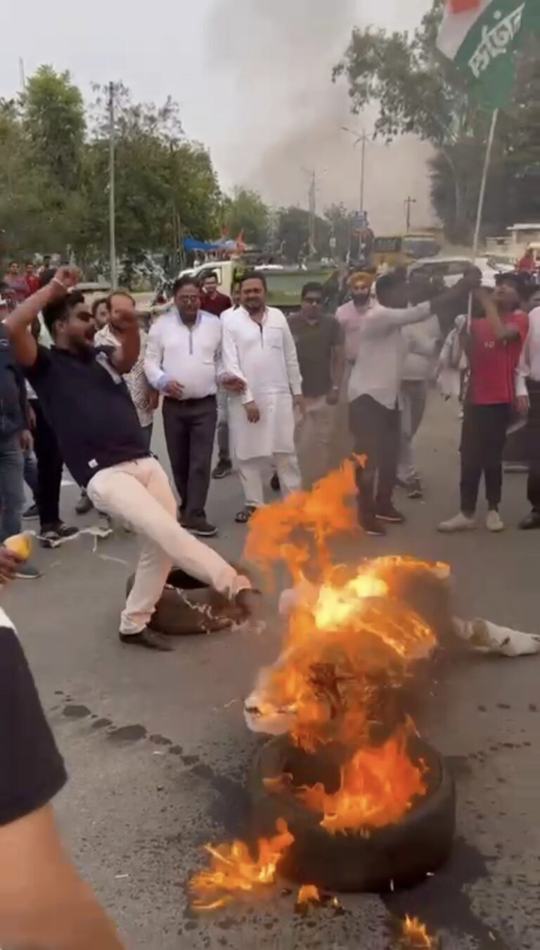 ” डाऊन थम्ब ” के इशारे ने कांग्रेसियों और भाजपाइयों के विवाद को कोतवाली पहुंचा दिया ?