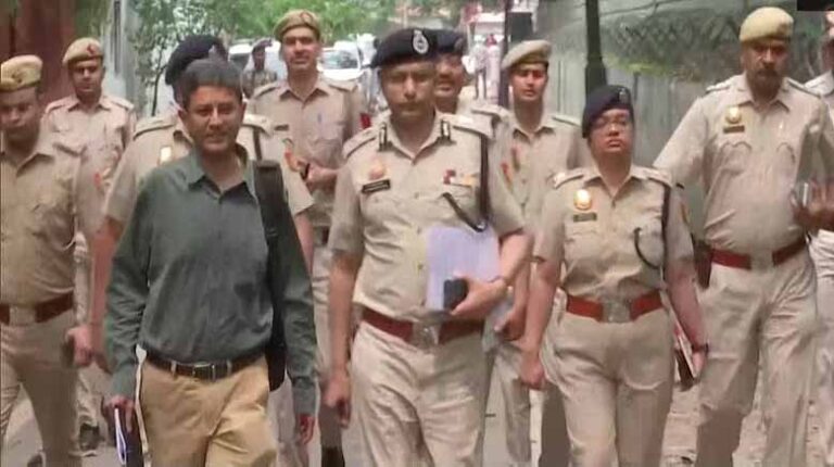 राहुल गांधी के घर पुलिस पहुंचने पर बौखलाई कांग्रेस, कहा-अमित शाह के आदेश के बिना ऐसा होना मुमकिन नहीं