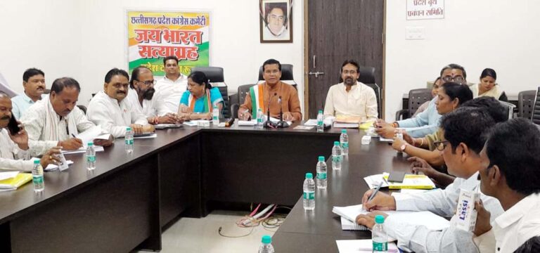 पीसीसी अध्यक्ष मोहन मरकाम, राष्ट्रीय सह सचिव विजय जांगिड़ ने रायपुर संभाग की बूथ कमेटियों की गठन की समीक्षा किया