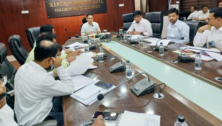 मुख्यमंत्री की घोषणा पर तेजी से अमल, नगर पंचायतों में राजीव गांधी न्याय योजना के लिए भराये जा रहे आवेदन