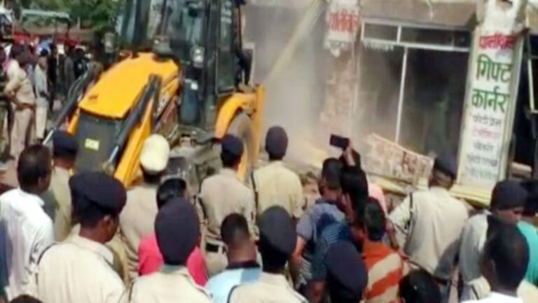 अतिक्रमण पर चला बुलडोजर: दुकानों के शटर, शेड और छज्जे तोड़े गए, नैला के मुख्यालय बनने के बाद पहली बार कार्रवाई