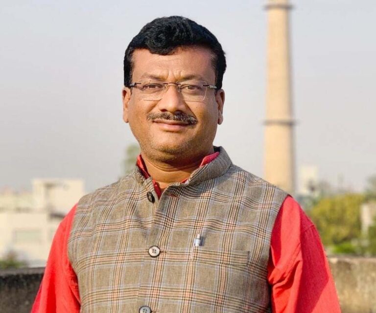 डॉ रमन सिंह नारायण चंदेल अरुण साव 76 प्रतिशत आरक्षण विधेयक पर हस्ताक्षर कराने राजभवन क्यों नही जाते?