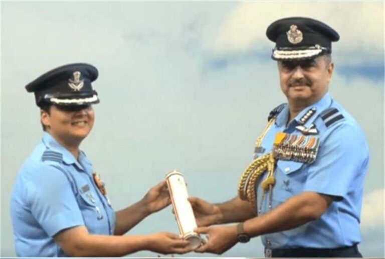 भारत के बेटी विंग कमांडर दीपिका मिश्रा ने रचा इतिहास:  वीरता पुरस्कार पाने वाली वायुसेना की पहली महिला अफसर बनीं