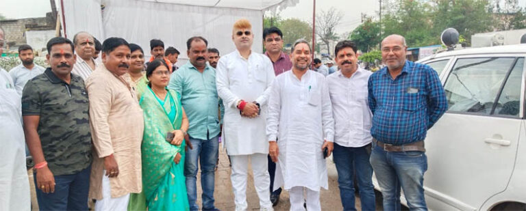 अब रोशन होगा सरकंडा कोनी क्षेत्र , मुख्य मार्ग में स्ट्रीट लाइट कार्य का महापौर सभापति एवं त्रिलोक श्रीवास के हाथों हुआ भूमि पूजन