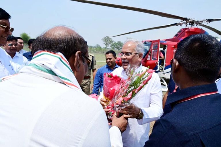 मुख्यमंत्री भूपेश बघेल का हेलीपैड पर जोरदार स्वागत
