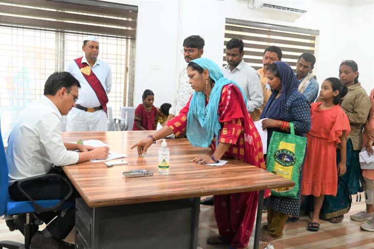 कलेक्टर ने जनदर्शन में लोगों की सुनी समस्याएं