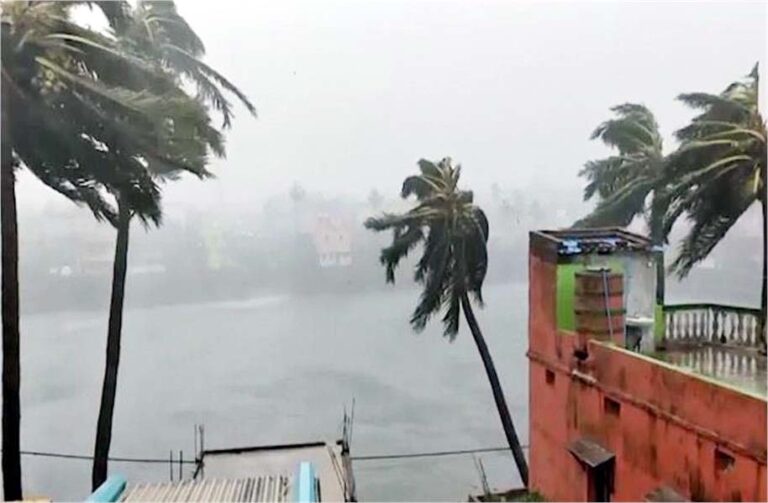 बंगाल की खाड़ी में तेजी से बढ़ रहा चक्रवाती तूफान, तेज हवाओं के साथ भारी बारिश के आसार