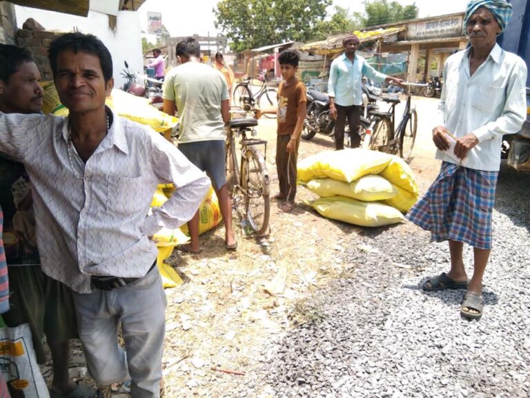 किसानों द्वारा खाद-बीज का किया जा रहा है अग्रिम उठाव