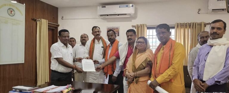 सडक गायब ? भाजपा-कांग्रेस दोनो ने की कलेक्टर से शिकायत , जनता हैरान !