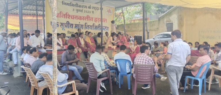 आंदोलन : अपनी-अपनी मांगों को लेकर कर्मचारियों की हड़ताली लामबंदी।