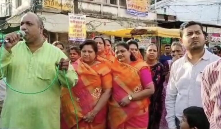 जैन संत मुनि की हत्या के विरोध में जैन समाज , बजरंग दल और विश्व हिंदू परिषद द्वारा आतंकी पर्याय हत्यारों का किया गया पुतला दहन।