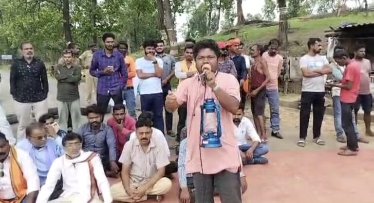 लालटेन के प्रभाव में मिला लिखित आश्वासन ! दूसरी तरफ घोड़े पर सवार मुखौटे वाली अनोखी बारात की चर्चा आम।