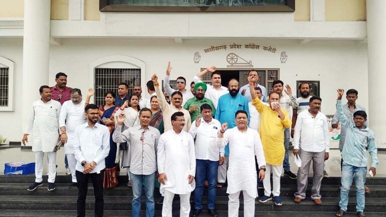 राहुल गांधी की सदस्यता बहाली पर कांग्रेसजनों ने मनाई खुशियां राजीव भवन में बांटी मिठाइयां और कि आतिशबाजी