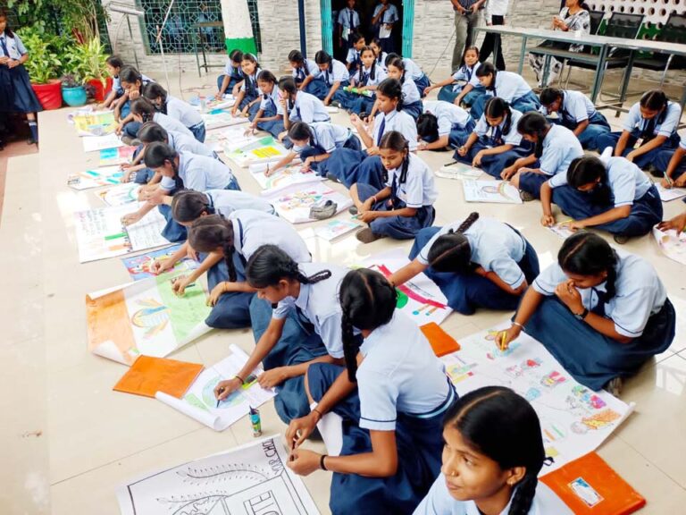 मतदाता जागरूकता अभियान अंतर्गत बच्चों ने बनाई मनमोहक रंगोली