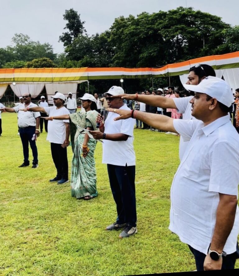 भावी मतदाताओं और छात्र- छात्राओं ने भारतवर्ष की आकृति बनाकर मतदान के प्रति लोगों को किया जागरूक।