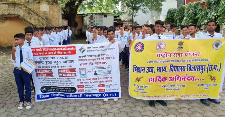 नुक्कड़ नाटक के माध्यम से स्कूली बच्चों ने दिया मतदाता जागरूकता संदेश