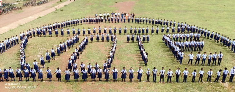 मतदाता जागरूकता अभियान: समूह की दीदियों ने बनाई धान की बालियों की सुंदर राखियां