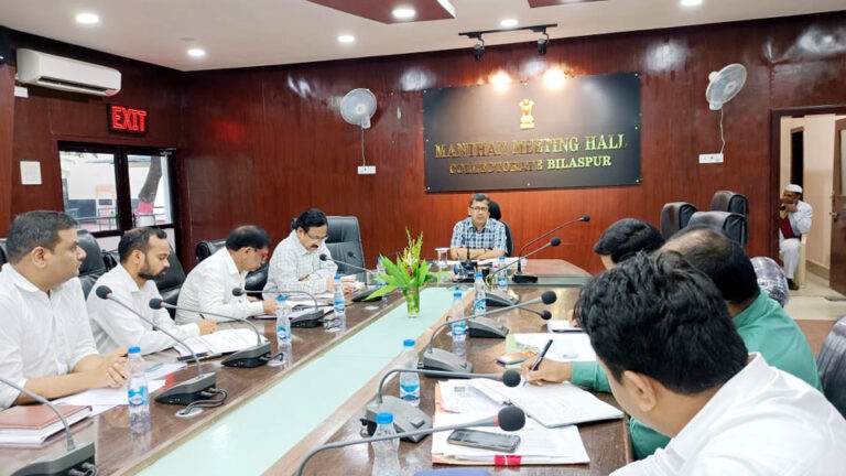 गोठानों में हो व्यवस्थित गोबर खरीदी: कलेक्टर