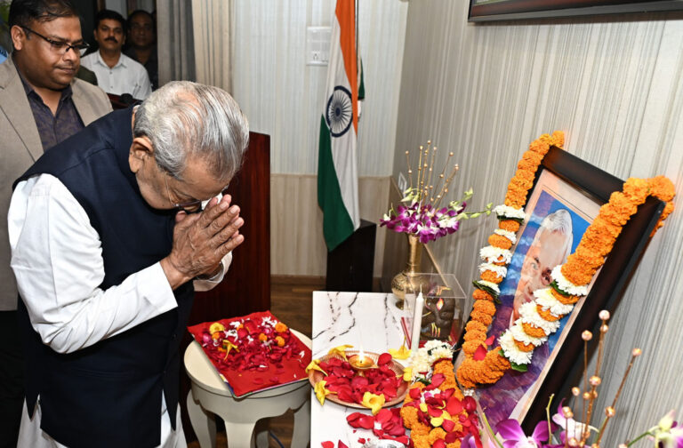 राज्यपाल हरिचंदन ने पूर्व प्रधानमंत्री अटल बिहारी वाजपेयी की पुण्यतिथि पर दी श्रद्धांजलि