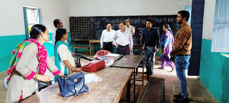 कमिश्नर ने किया मतदान केंद्रों का निरीक्षण