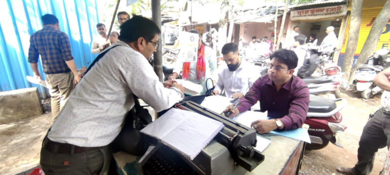 अपर कलेक्टर ने टीम के साथ पंजीयन कार्यालय में दी दबिश