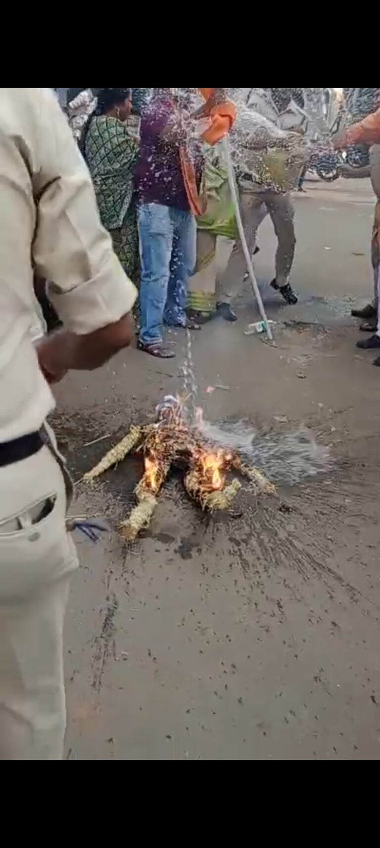 सनातन धर्म पर टिप्पणी : स्टालिन का पुतला दोनो जिलों में जलाया गया।