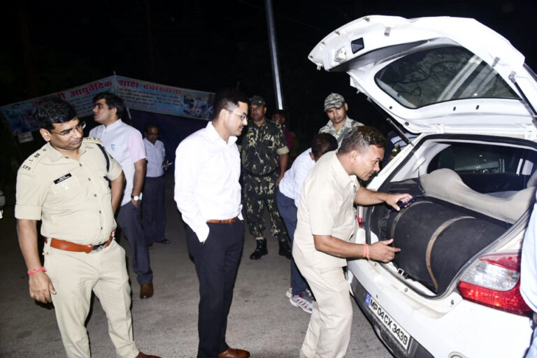 कलेक्टर-एसपी ने रात में किया नाकों में तैनात एसएसटी टीम का निरीक्षण