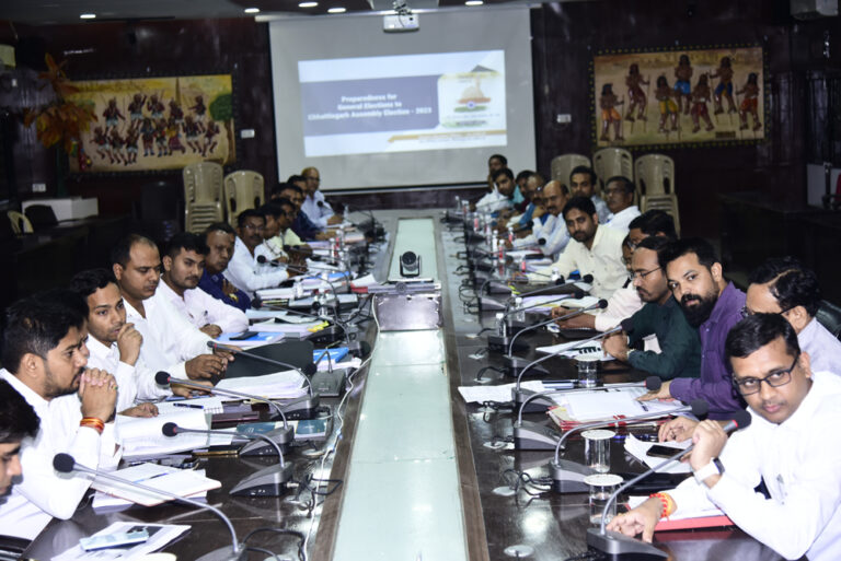 कलेक्टर ने व्यय प्रेक्षकों की मौजूदगी में बैठक लेकर नोडल अफसरों को दिए निर्देश