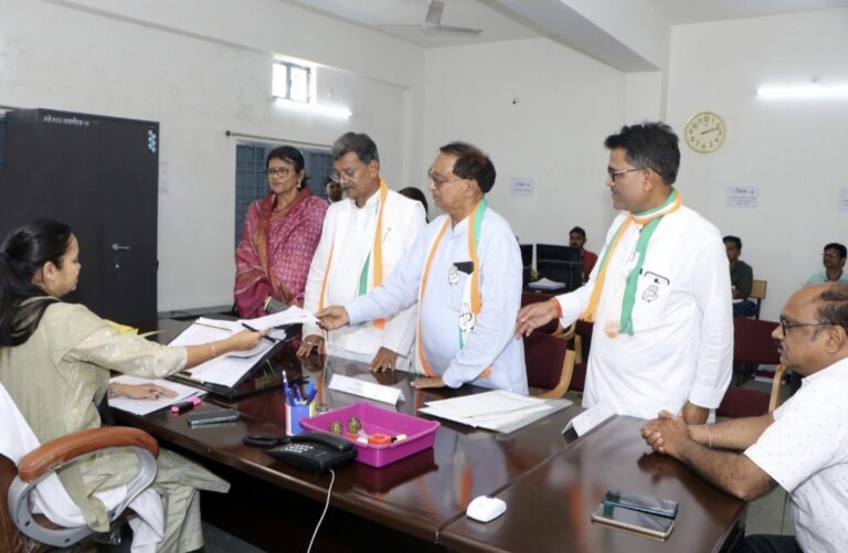 मनेन्द्रगढ़ विधानसभा : “हमारी लड़ाई कांग्रेस से है प्रत्याशी से नही है” भाजपा प्रत्याशी हमारी लड़ाई कांग्रेस प्रत्याशी से भी है आखिर इतना कहने से क्यों कतरा रहे हैं जबकि प्रेसवार्ता में कांग्रेस प्रत्याशी ने कहा था “भाजपा प्रत्याशी हमारे लिए कोई चुनौती नही है” , इधर दोनो ने ही शुक्रवार को नामांकन फार्म जमा किया।