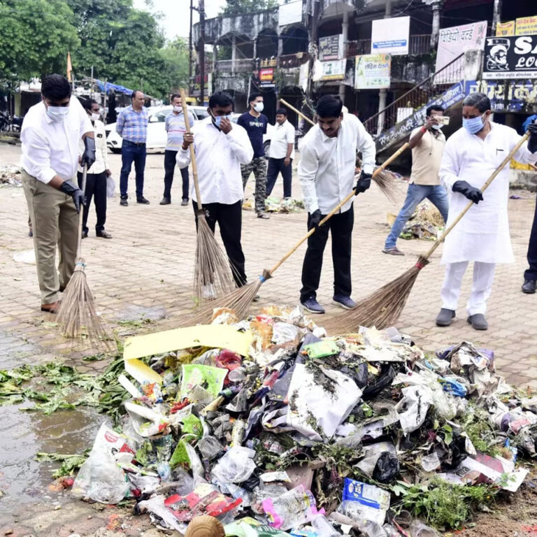 शहर को साफ रखने उठें हजारों हाथ,श्रमदान कर सफाई अभियान में शामिल हुए शहरवासी