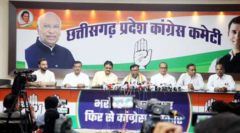 कांग्रेस के वरिष्ठ नेता एवं पूर्व केन्द्रीय मंत्री भक्त चरणदास पत्रकारवार्ता लेकर जातिगत जनगणना, आरक्षण और धान के मामले में भारतीय जनता पार्टी को घेरा