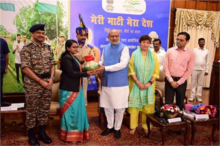 ‘मेरी माटी मेरा देश’ अभियान में शामिल हुए राज्यपाल, कहा- अमृत कलश में राज्य के विभिन्न ग्रामों की मिट्टी को किया गया संग्रहित