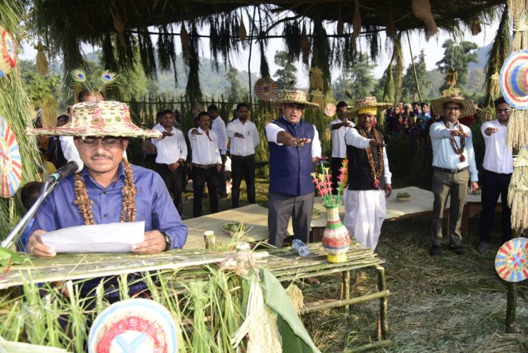 बैगा आदिवासियों के बीच पहुंचे कलेक्टर: पारंपरिक हुड़का-हुड़की नृत्य के जरिए मांदर की थाप पर बैगाओं ने दिया मतदाता जागरूकता संदेश