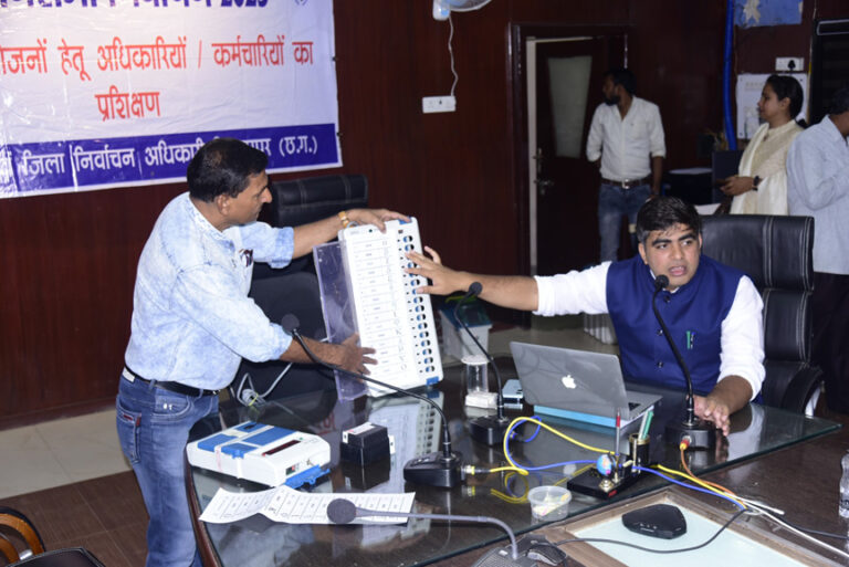 ईव्हीएम कमीशनिंग का मिला अधिकारियों को प्रशिक्षण