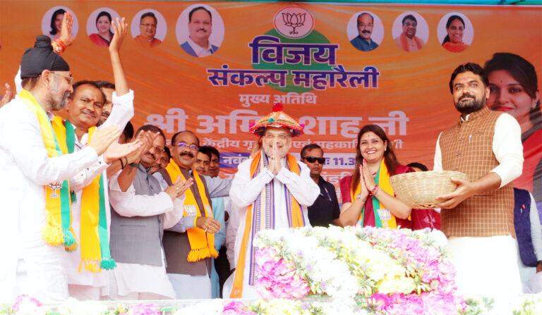 30 टका, भूपेश कका ने 2 हजार करोड़ का शराब घोटाला, 540 करोड़ का परिवहन घोटाला, 1300 करोड़ का गौठान घोटाला, 600 करोड़ का पीडीएस घोटाला, 5 हजार करोड़ का महादेव ऐप घोटाला और यहां तक कि गोबर घोटाला भी कर दिया: अमित शाह