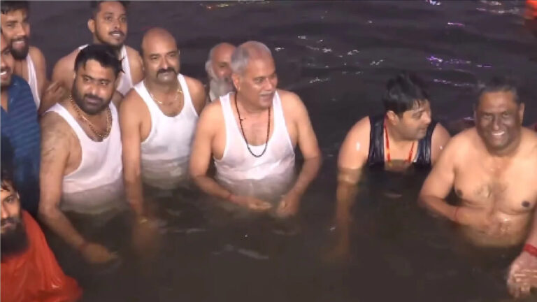 पूर्णिमा के एक दिन पहले ही सीएम भूपेश ने महादेवघाट में लगाई आस्था की डुबकी
