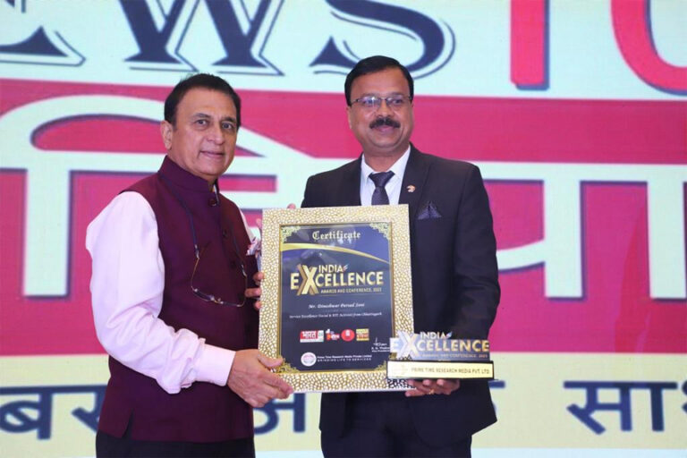 क्रिकेटर सुनील गावस्कर के करकमलों से डी के सोनी  अधिवक्ता को मिला बेस्ट सर्विस एक्सलेंश सोसल एंड आरटीआई एक्टिविस्ट छत्तीसगढ़ का अवार्ड