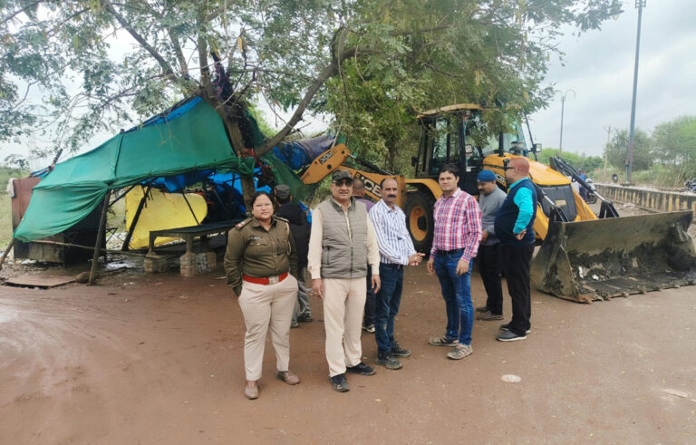 चखना सेंटरों को ध्वस्त करने लगातार कार्रवाई जारी