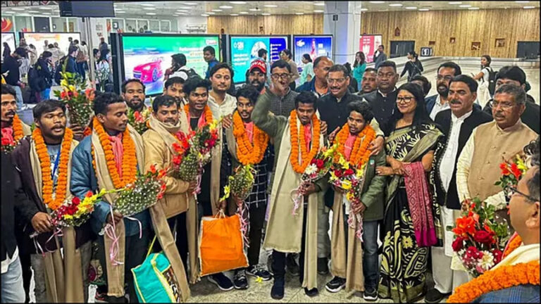 उत्तरकाशी सुरंग से बचाए गए 15 मजदूर रांची पहुंचे, एयरपोर्ट पर हुआ भव्य स्वागत
