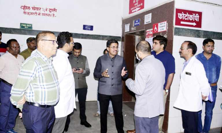 कलेक्टर ने सिम्स अस्पताल का किया आकस्मिक निरीक्षण
