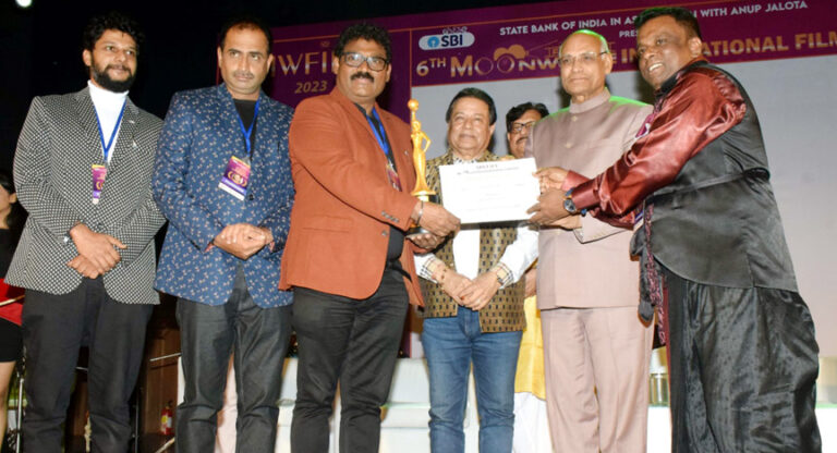 राज्यपाल  ने 6वें मूनव्हाइट फिल्म्स इंटरनेशनल फिल्म फेस्टिवल में सुधीर अत्तावर को सर्वश्रेष्ठ निर्देशक पुरस्कार प्रदान किया