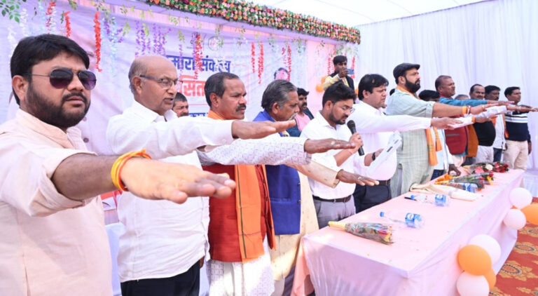 विकसित भारत संकल्प यात्रा शिविर : प्रधानमंत्री आवास सहित विभिन्न योजनाओं की मिल रही जानकारी