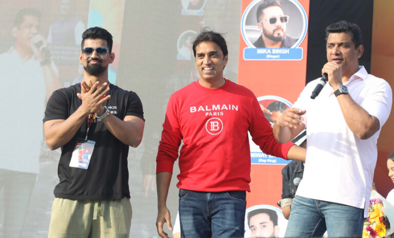 मीका सिंह, हंसराज हंस सहित कई हस्तियों ने असलम शेख द्वारा आयोजित मलाड मस्ती की शोभा बढ़ाई