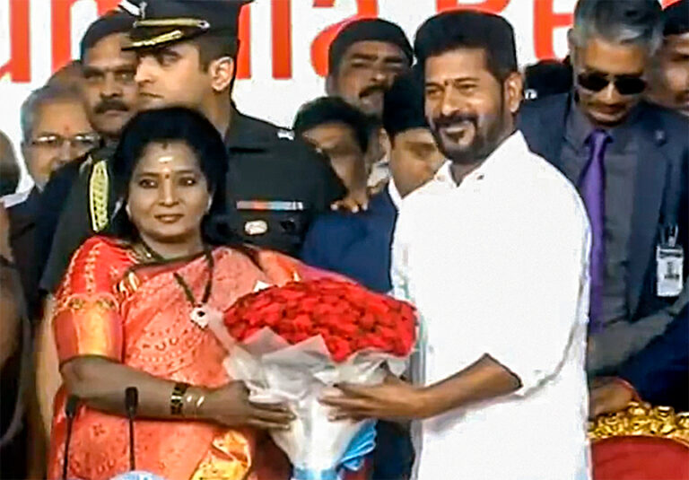 तेलंगाना के सीएम बने रेवंत रेड्डी, भट्टी विक्रमार्क ने ली डिप्टी सीएम पद की शपथ, सोनिया-राहुल गांधी मंच पर मौजूद