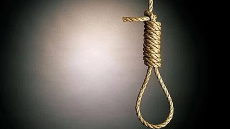 फांसी के फंदे पर झूले एक ही परिवार के तीन लोग; दो दिन से बंद घर से आ रही थी दुर्गन्ध,जादू का शक!