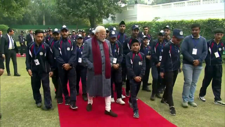 जम्मू-कश्मीर के युवाओं से मिले पीएम मोदी, बोले-“छात्रों का उत्साह और ऊर्जा वास्तव में सराहनीय “