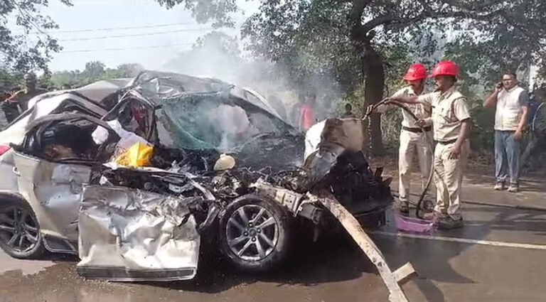 मातम में बदली खुशियां: दूल्हा-दुल्हन समेत पांच की हुई मौत, ट्रक की टक्कर से कार के उड़े परखच्चे