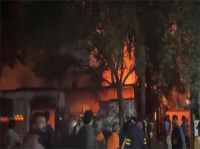 सोते-सोते जिंदा जल गए 6 कर्मचारी…महाराष्ट्र के छत्रपति संभाजीनगर की ग्लव्स फैक्ट्री में आधी रात लगी भीषण आग